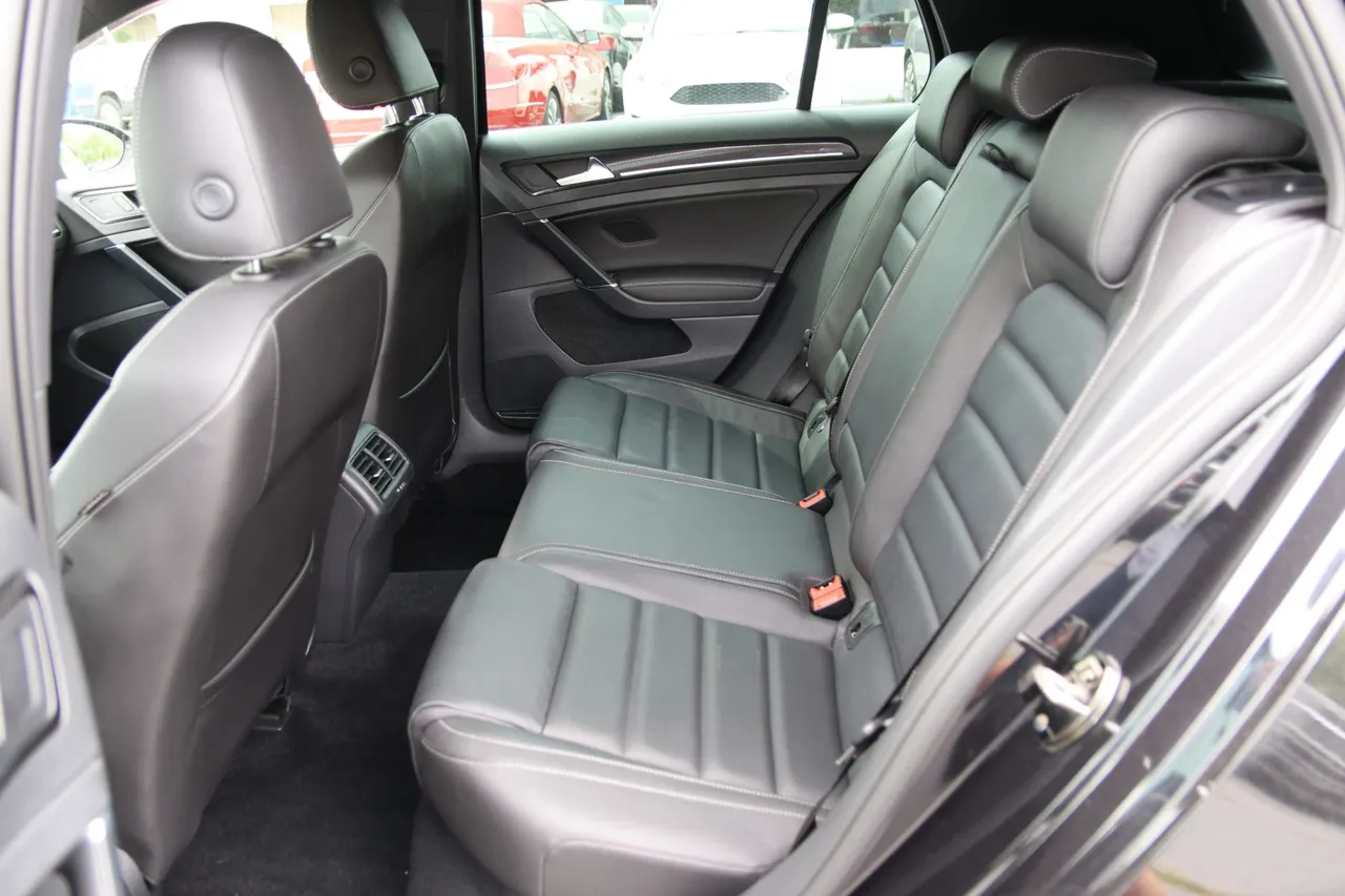 2017 Volkswagen Golf R — photo 15 of 31