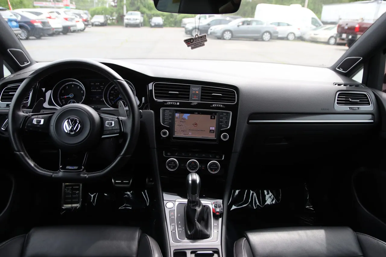 2017 Volkswagen Golf R — photo 17 of 31