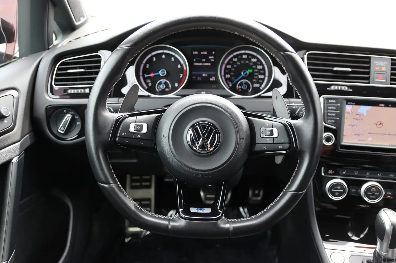 2017 Volkswagen Golf R — photo 19 of 31