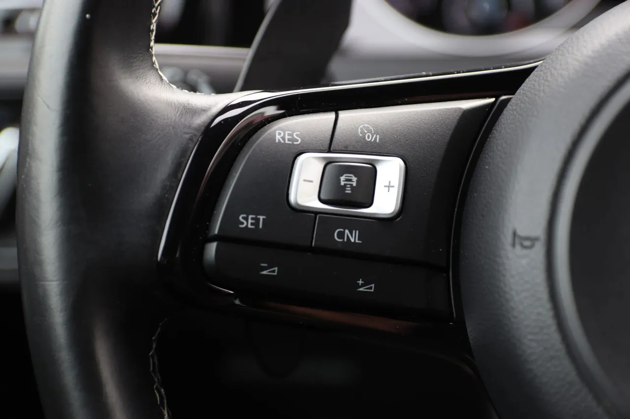 2017 Volkswagen Golf R — photo 20 of 31