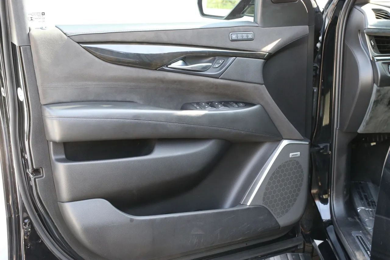 2018 Cadillac Escalade — photo 11 of 36