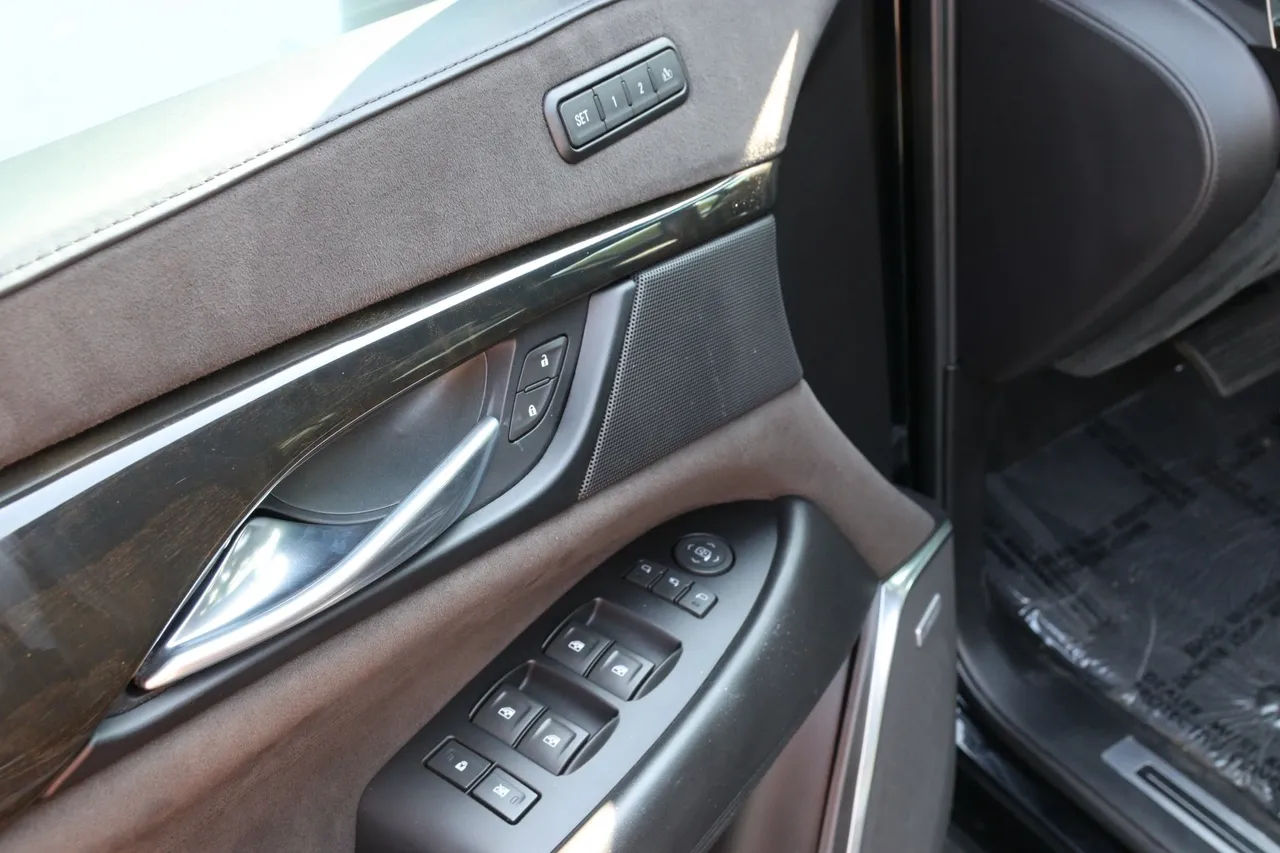 2018 Cadillac Escalade — photo 12 of 36