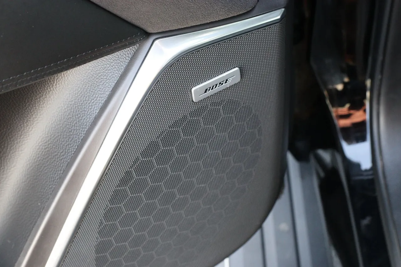 2018 Cadillac Escalade — photo 13 of 36