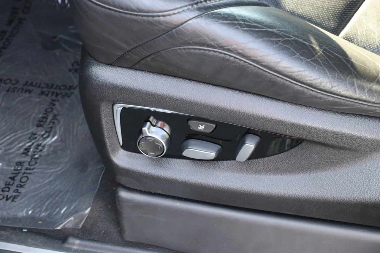 2018 Cadillac Escalade — photo 14 of 36