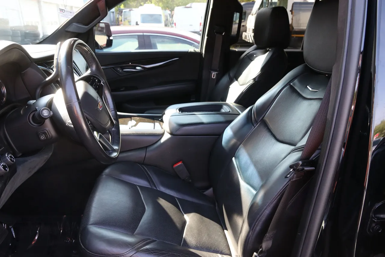 2018 Cadillac Escalade — photo 16 of 36