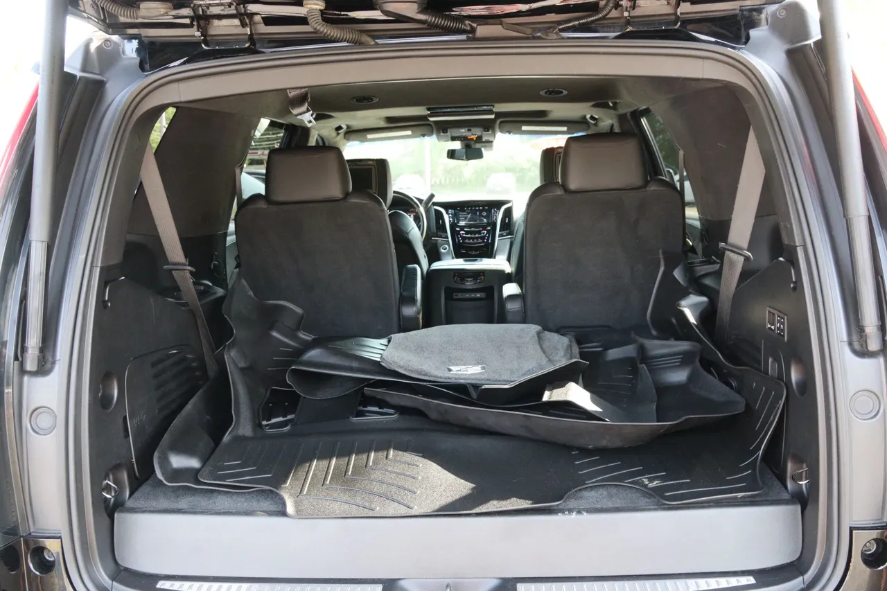 2018 Cadillac Escalade — photo 18 of 36