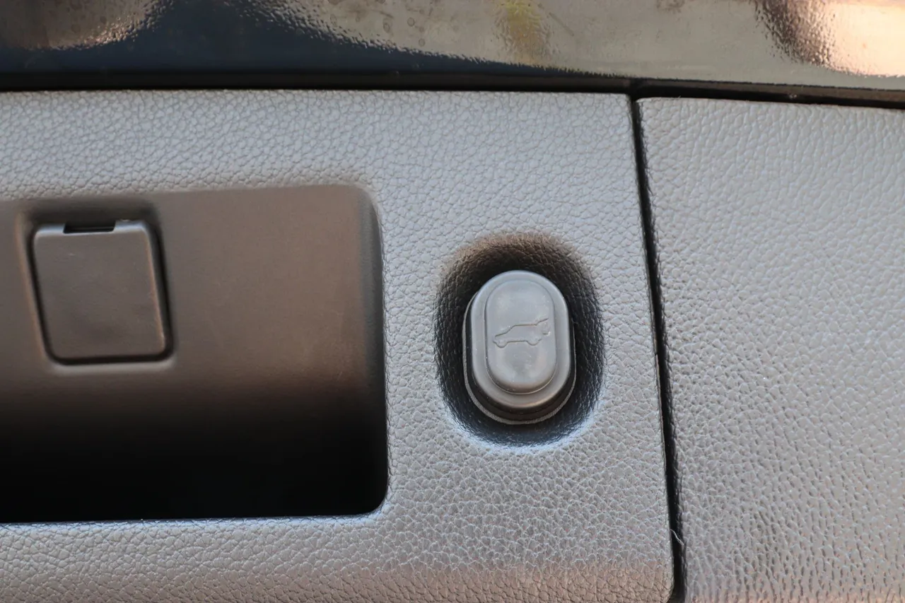 2018 Cadillac Escalade — photo 20 of 36