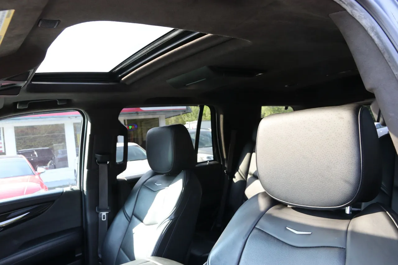 2018 Cadillac Escalade — photo 21 of 36