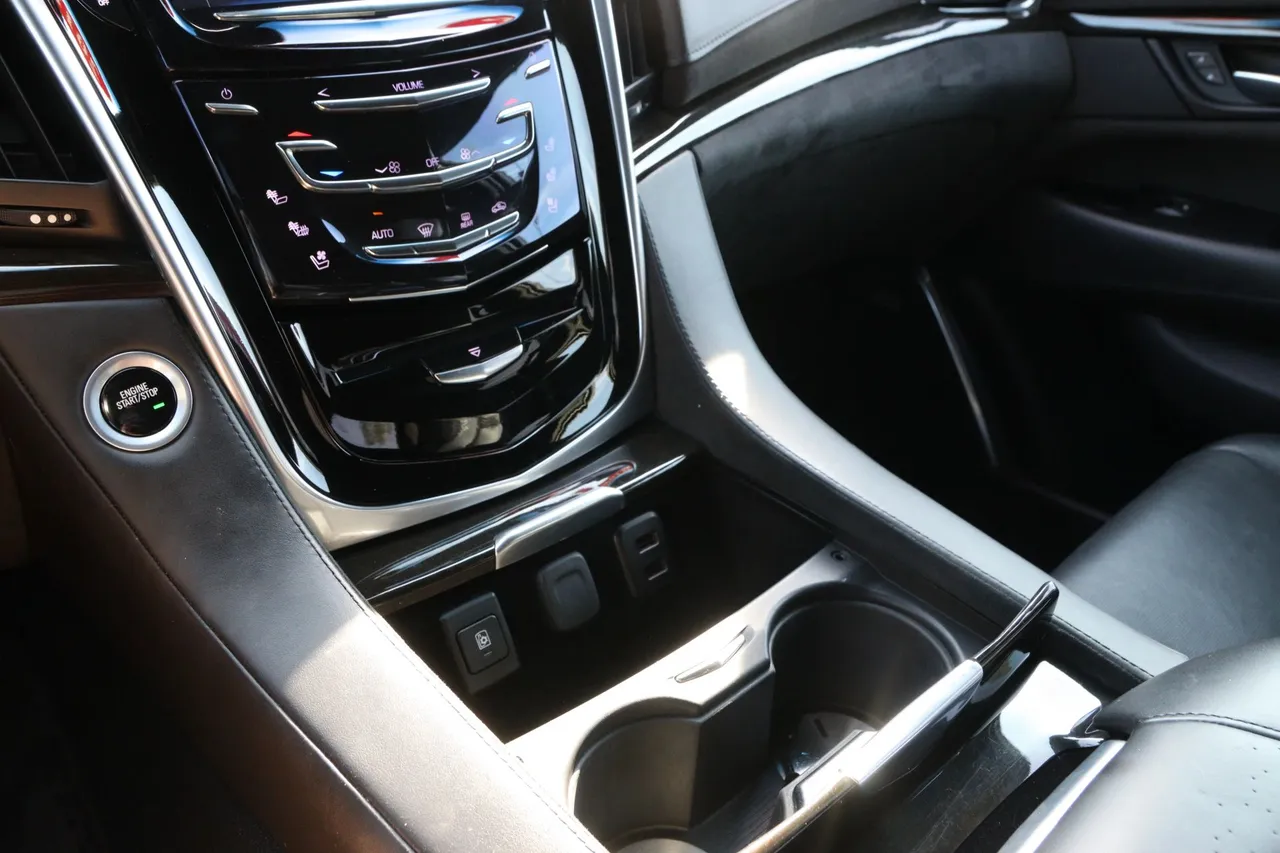 2018 Cadillac Escalade — photo 26 of 36