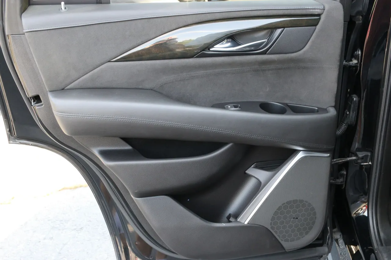 2018 Cadillac Escalade — photo 30 of 36