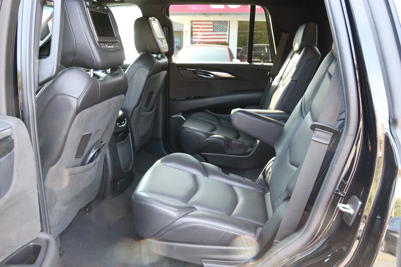 2018 Cadillac Escalade — photo 31 of 36