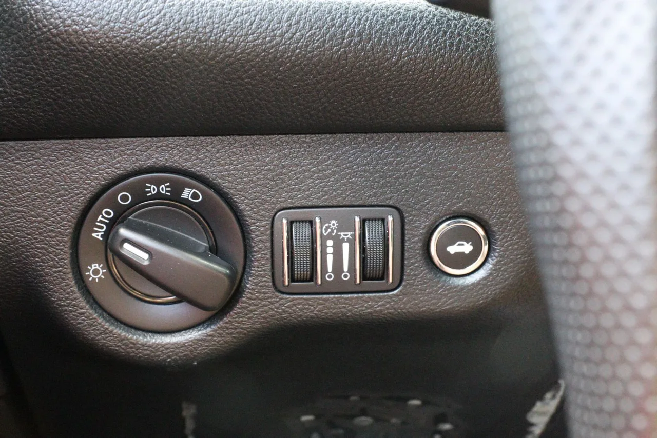 2018 Dodge Challenger — photo 19 of 24