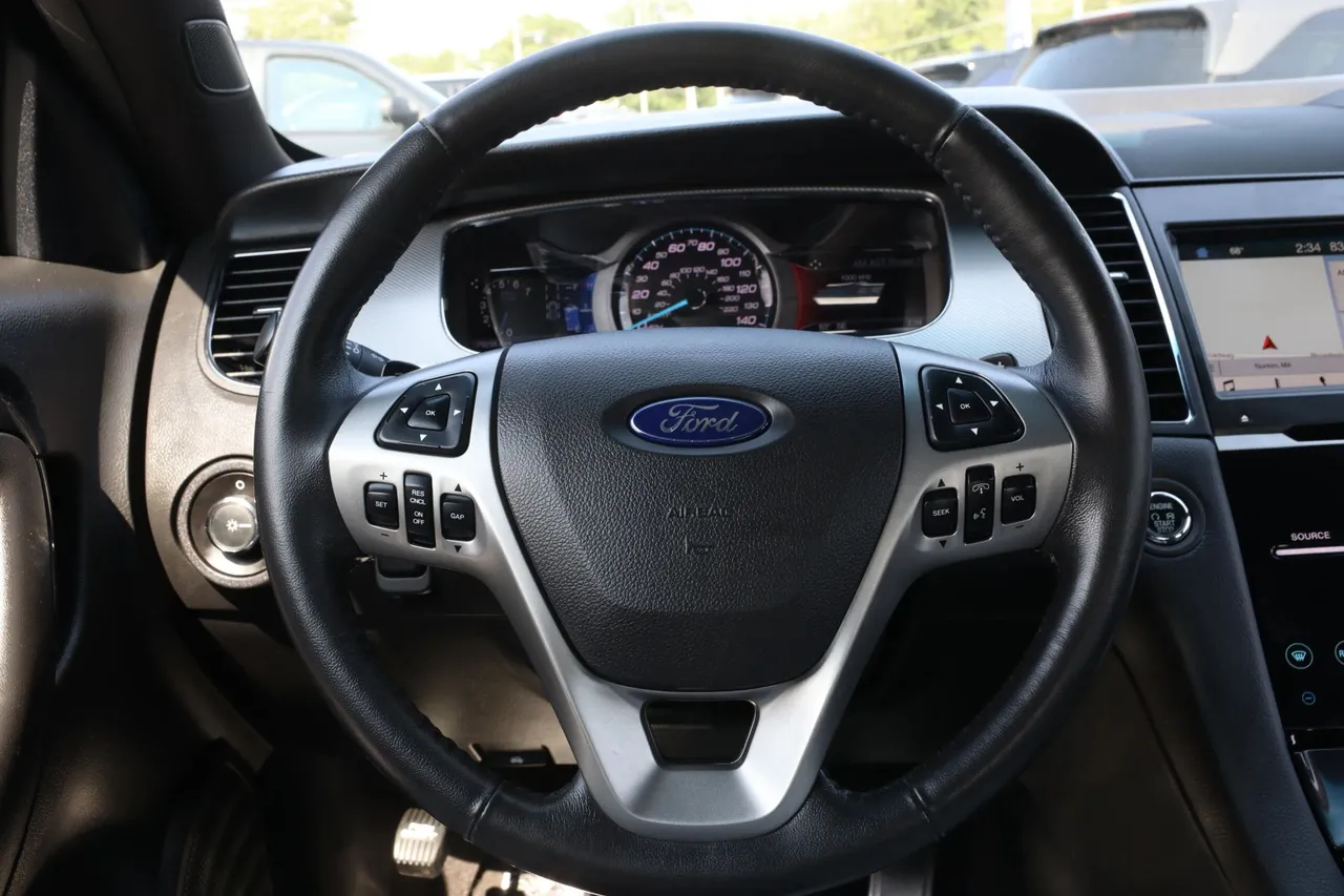 2018 Ford Taurus — photo 18 of 34