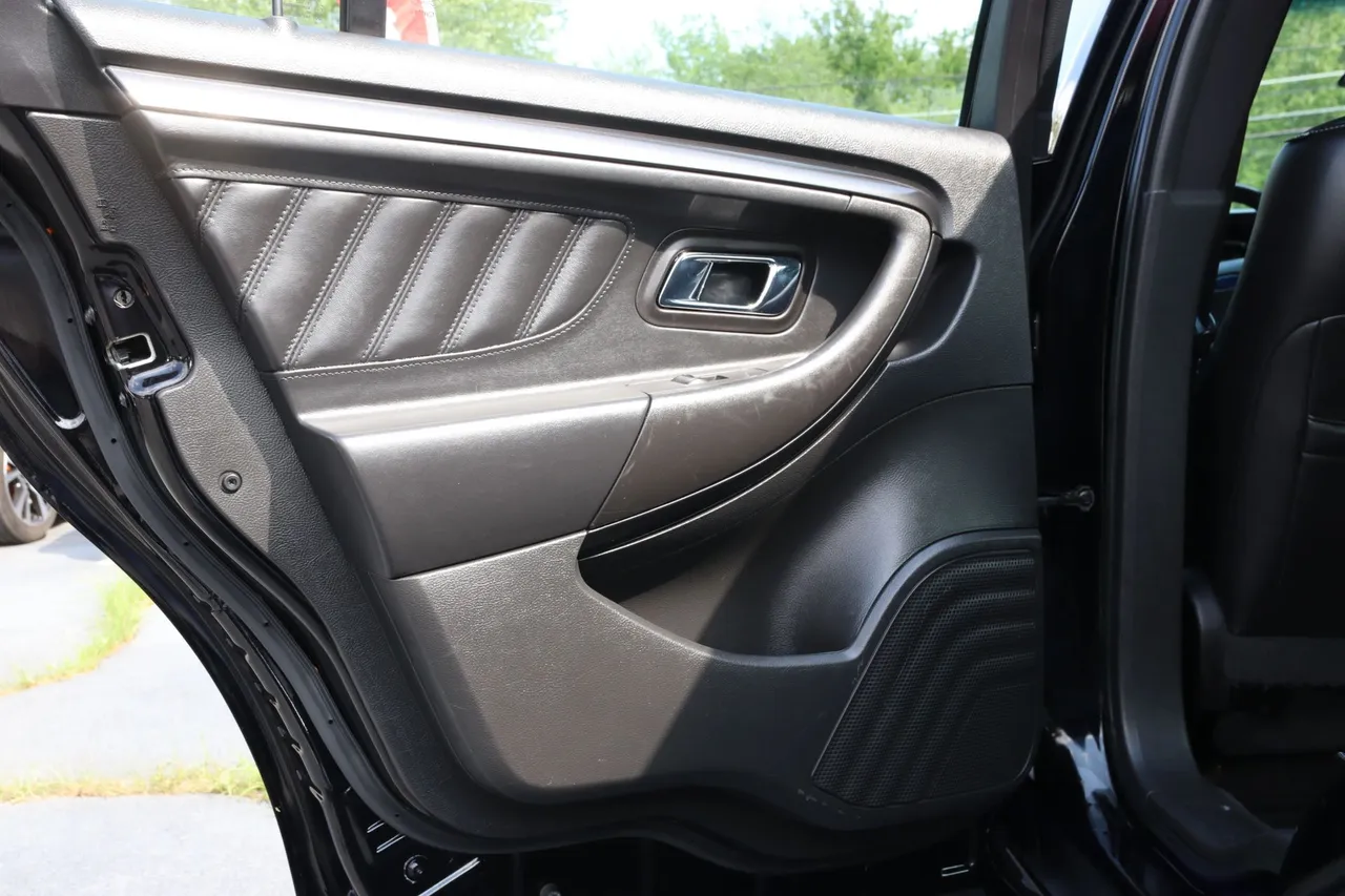 2018 Ford Taurus — photo 29 of 34