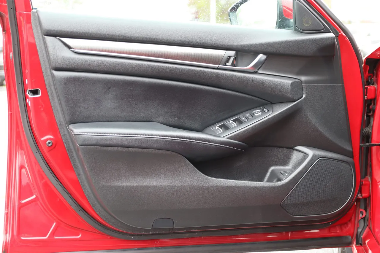 2018 Honda Accord — photo 9 of 28