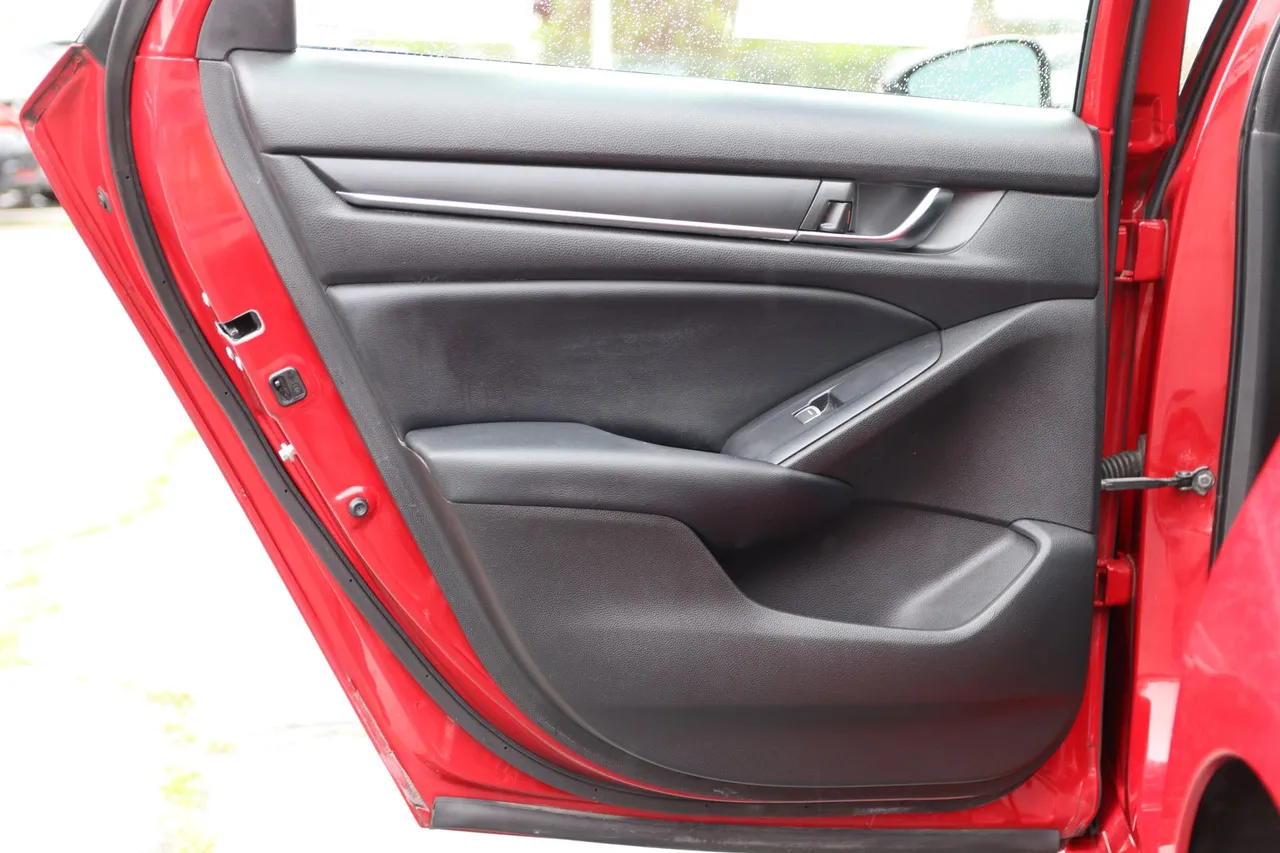 2018 Honda Accord — photo 14 of 28