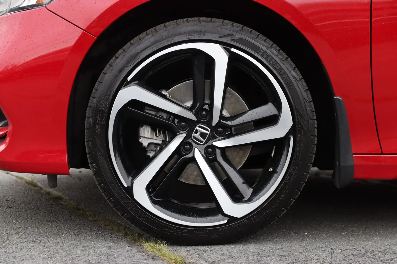 2018 Honda Accord — photo 27 of 28