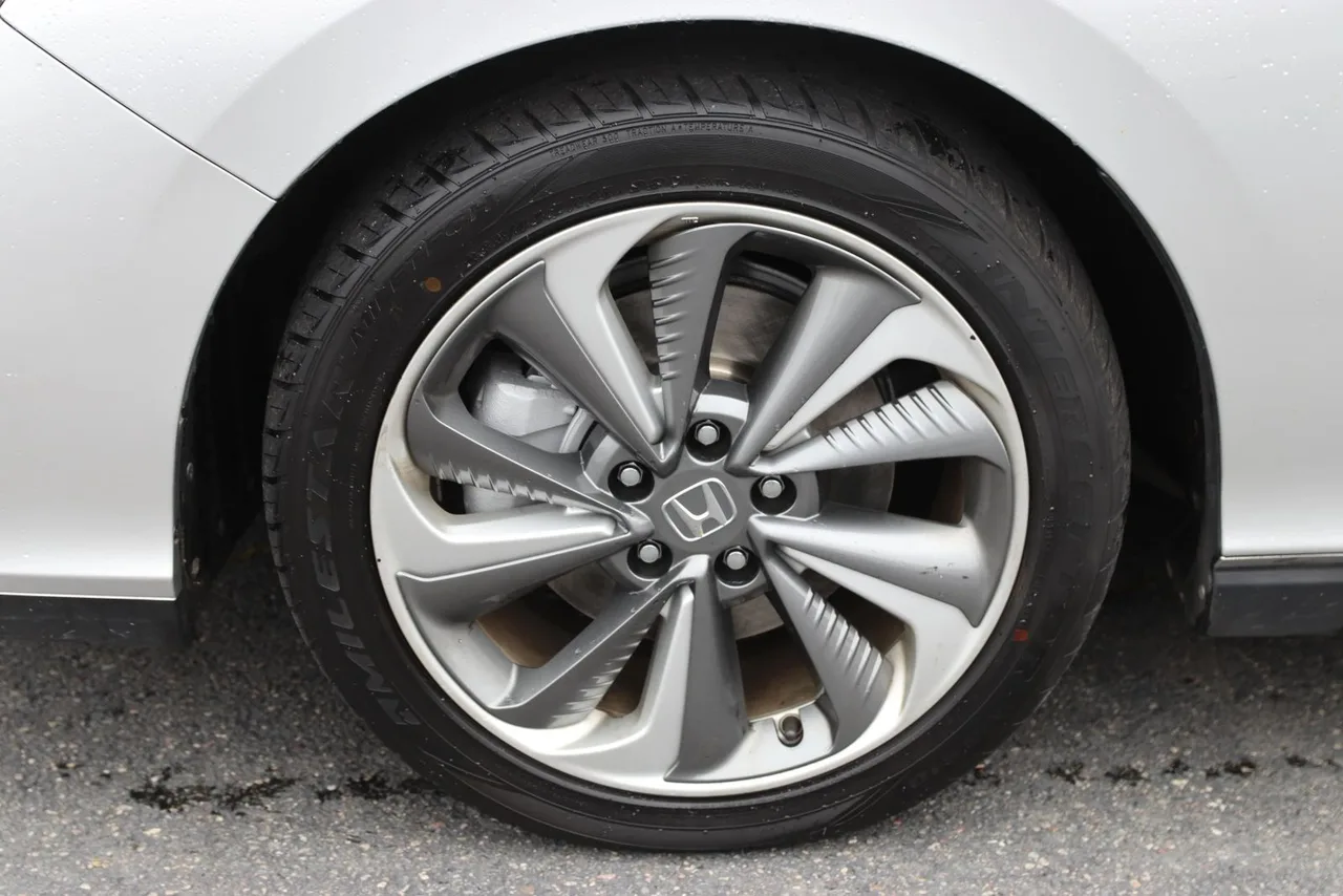 2018 Honda Clarity Plug-IN Hybrid Sedan 4D in Silver — photo 4 of 38