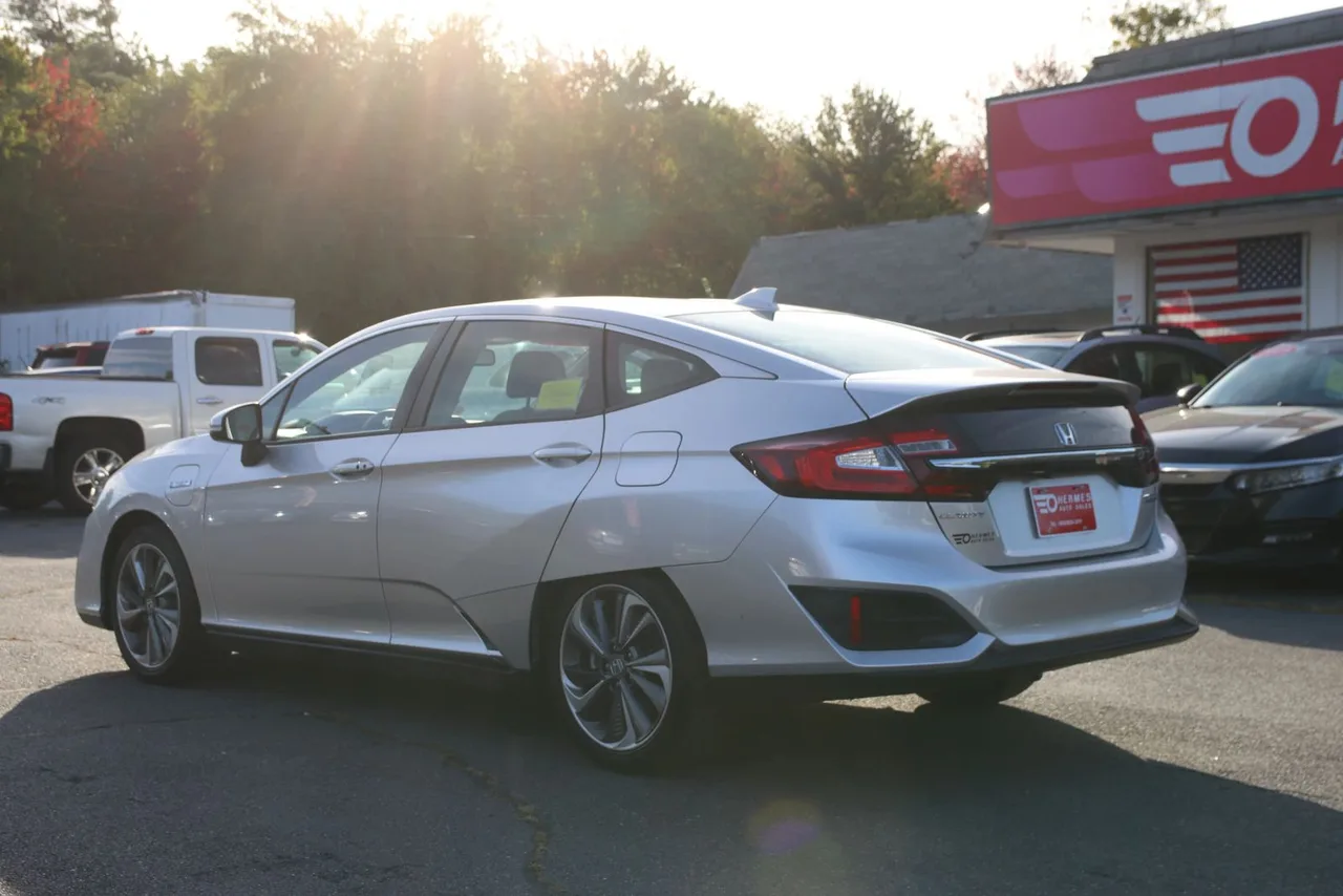 2018 Honda Clarity Plug-IN Hybrid Sedan 4D in Silver — photo 7 of 38
