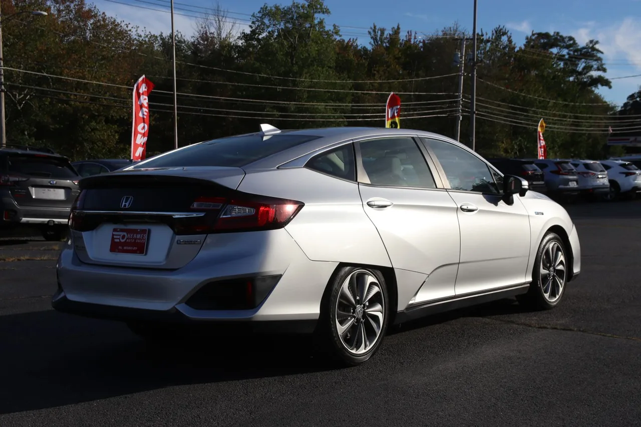2018 Honda Clarity Plug-IN Hybrid Sedan 4D in Silver — photo 8 of 38