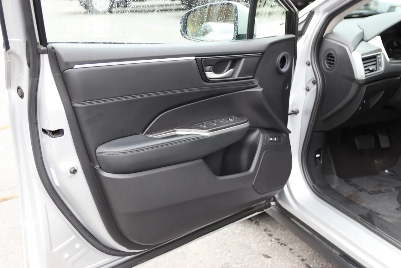 2018 Honda Clarity Plug-IN Hybrid Sedan 4D in Silver — photo 12 of 38