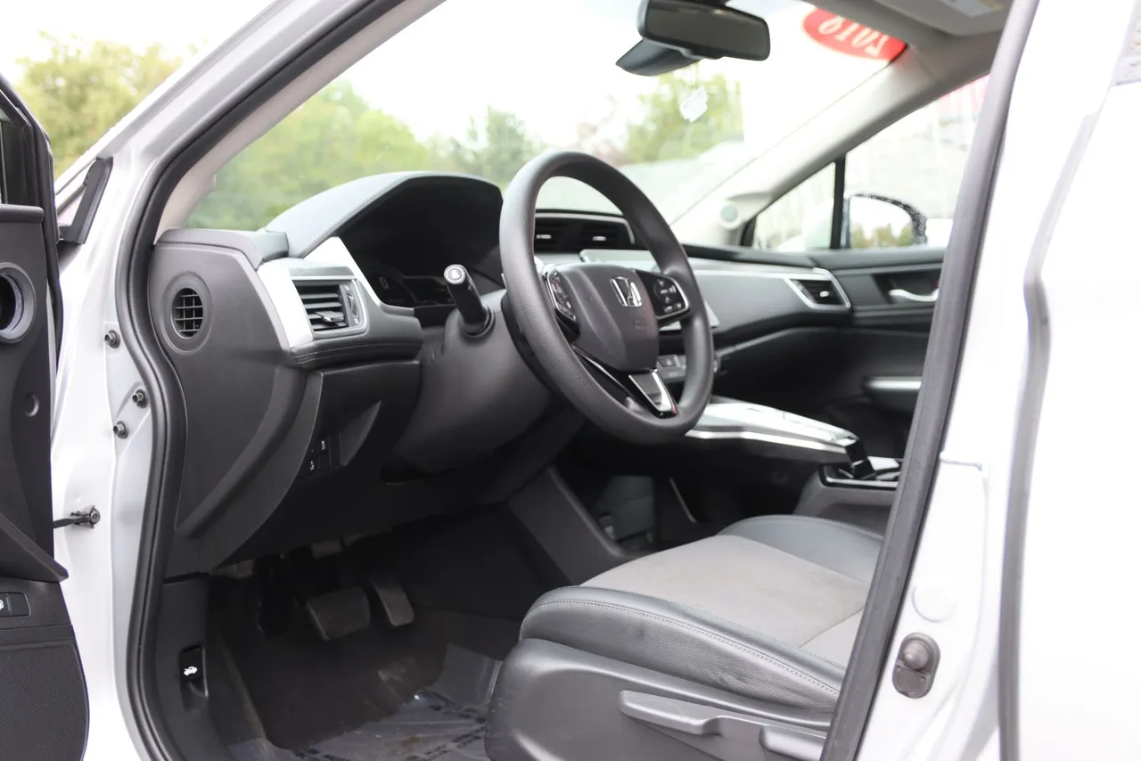 2018 Honda Clarity Plug-IN Hybrid Sedan 4D in Silver — photo 13 of 38