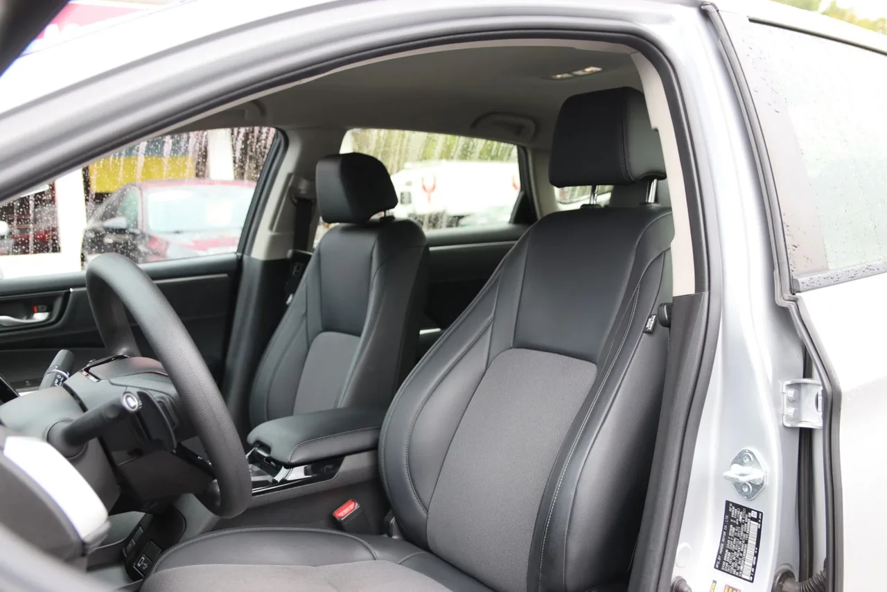2018 Honda Clarity Plug-IN Hybrid Sedan 4D in Silver — photo 14 of 38