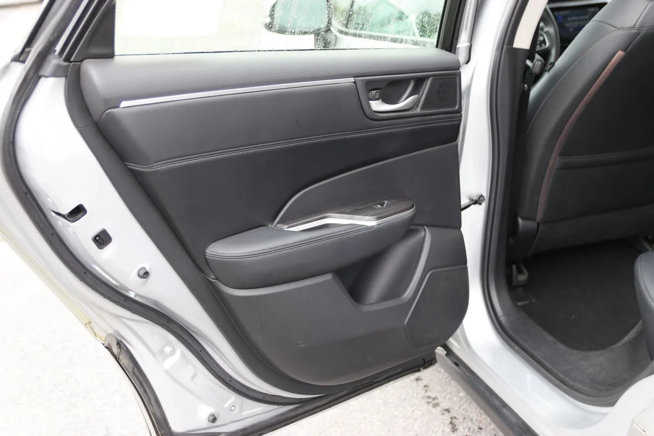 2018 Honda Clarity Plug-IN Hybrid Sedan 4D in Silver — photo 15 of 38