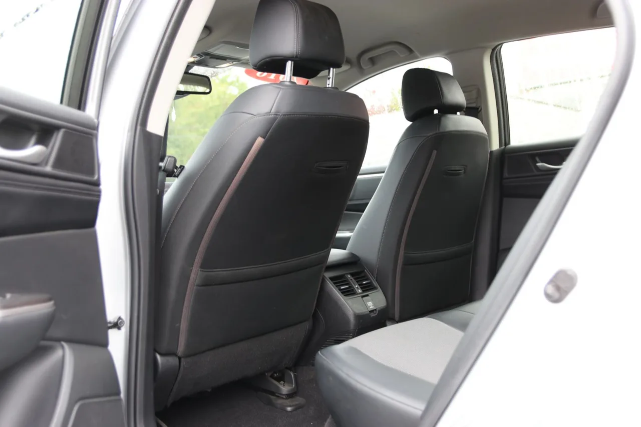 2018 Honda Clarity Plug-IN Hybrid Sedan 4D in Silver — photo 16 of 38