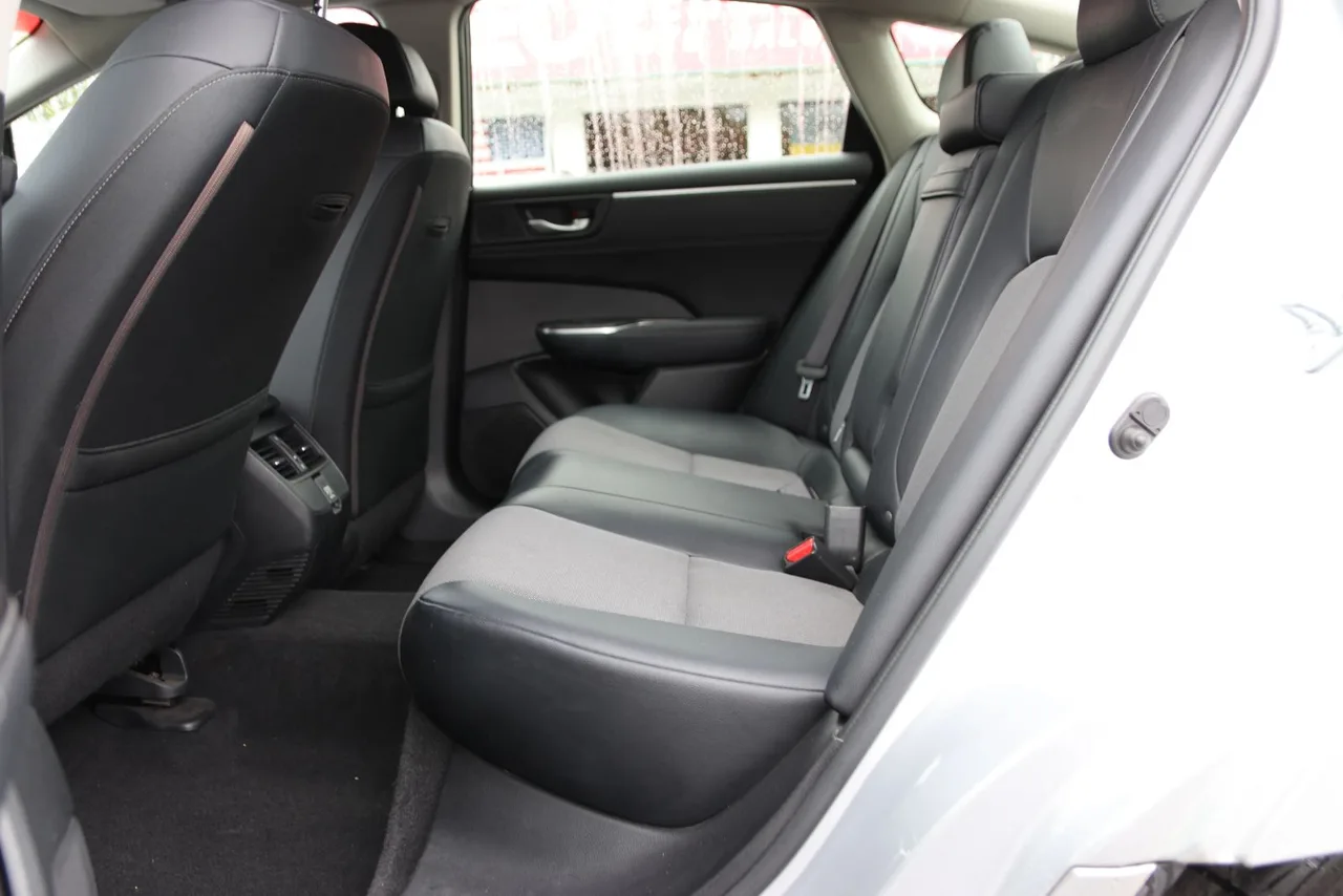 2018 Honda Clarity Plug-IN Hybrid Sedan 4D in Silver — photo 17 of 38