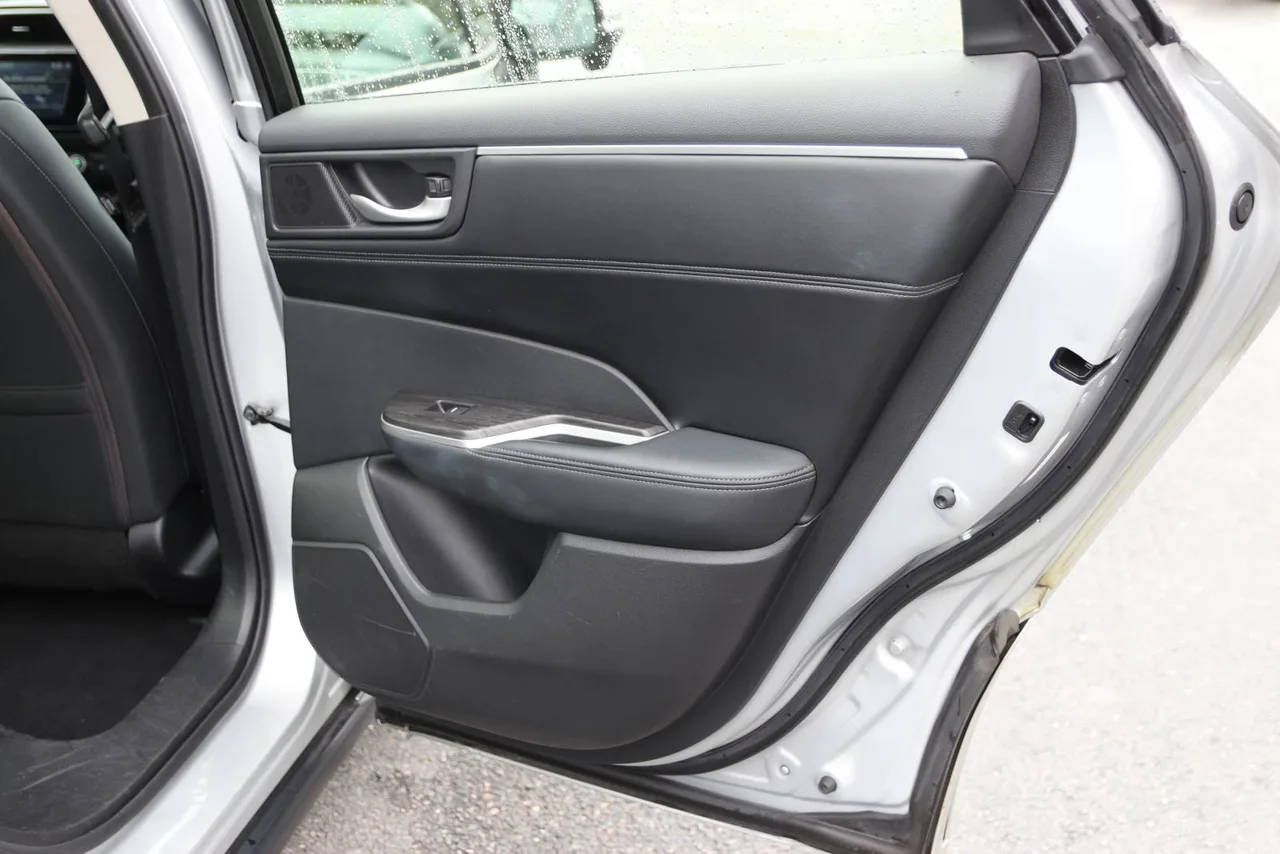 2018 Honda Clarity Plug-IN Hybrid Sedan 4D in Silver — photo 18 of 38