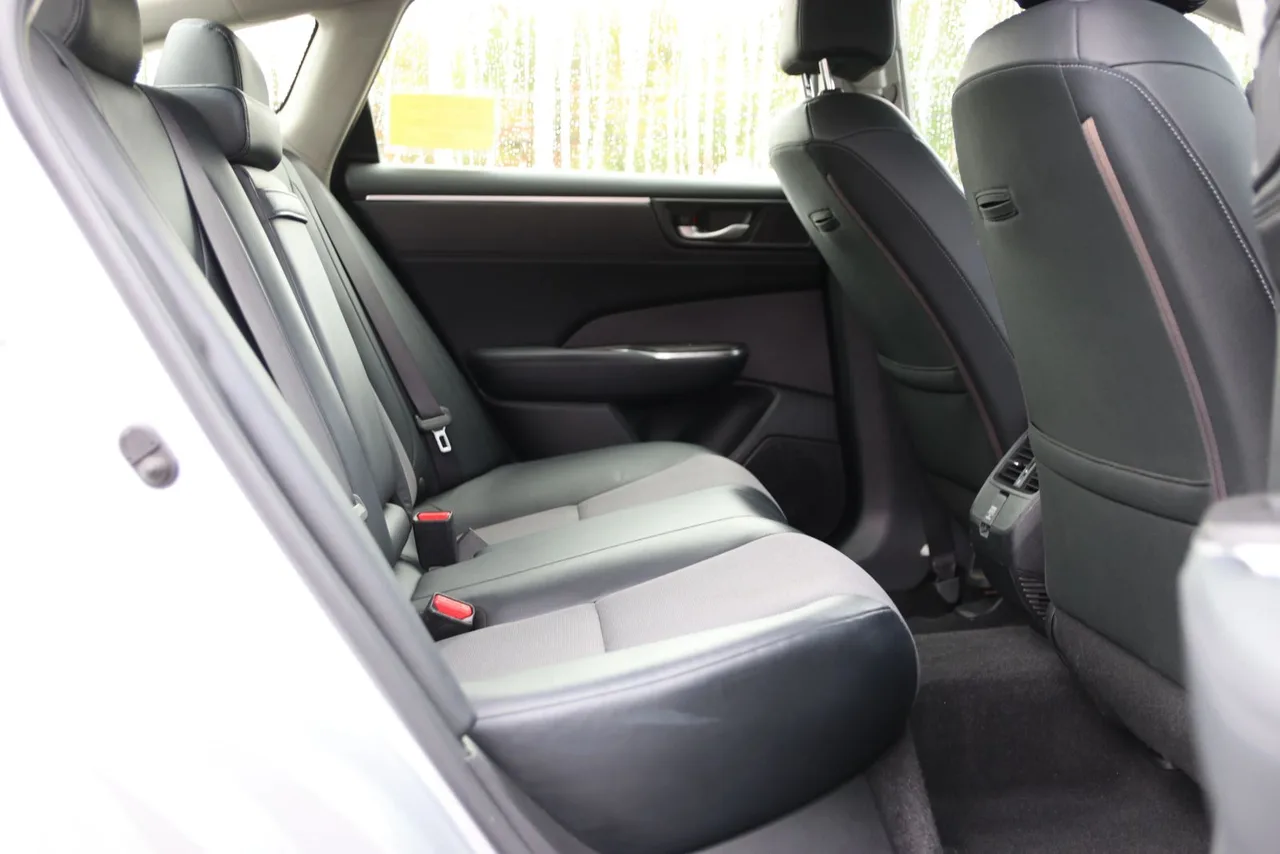 2018 Honda Clarity Plug-IN Hybrid Sedan 4D in Silver — photo 20 of 38