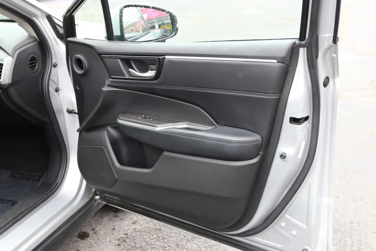 2018 Honda Clarity Plug-IN Hybrid Sedan 4D in Silver — photo 21 of 38