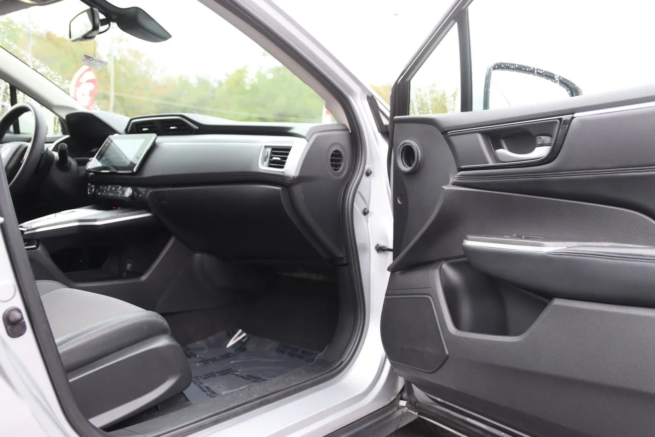 2018 Honda Clarity Plug-IN Hybrid Sedan 4D in Silver — photo 22 of 38