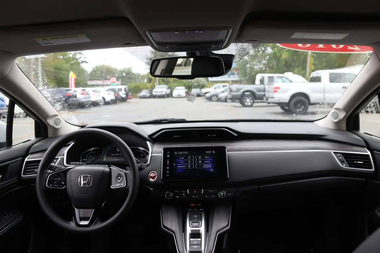 2018 Honda Clarity Plug-IN Hybrid Sedan 4D in Silver — photo 25 of 38