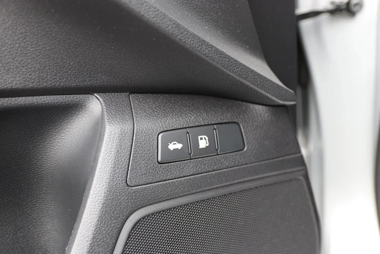 2018 Honda Clarity Plug-IN Hybrid Sedan 4D in Silver — photo 28 of 38