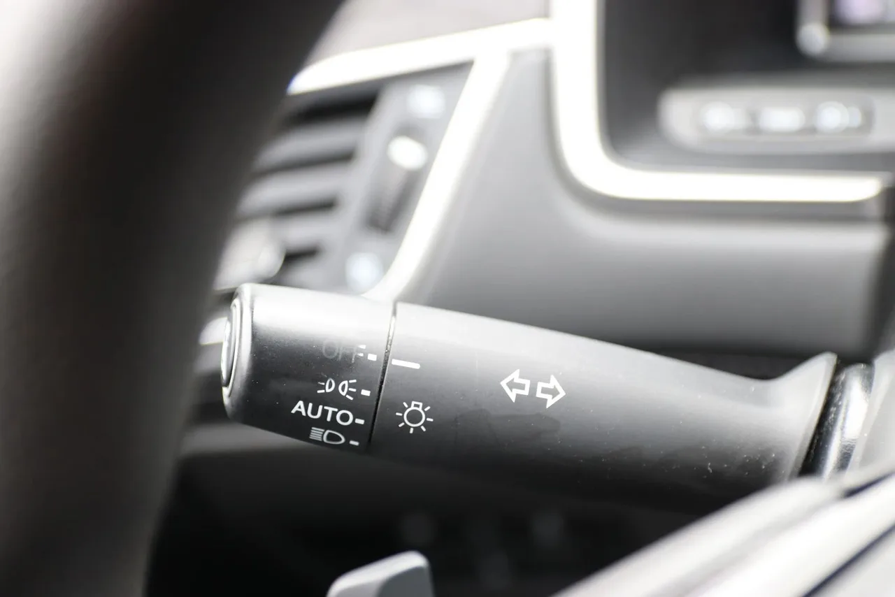 2018 Honda Clarity Plug-IN Hybrid Sedan 4D in Silver — photo 34 of 38