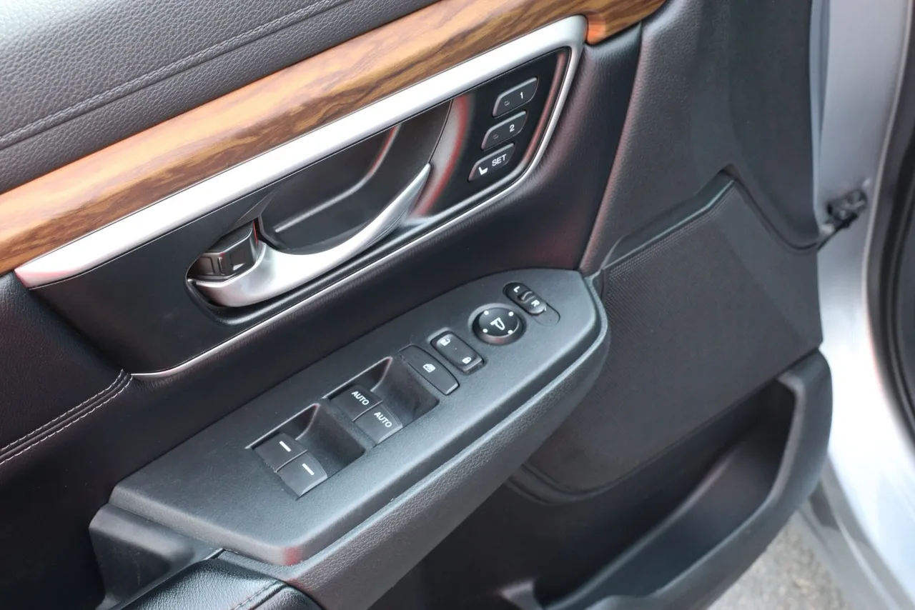2018 Honda CR-V Touring Sport Utility 4D in Gray — photo 14 of 34