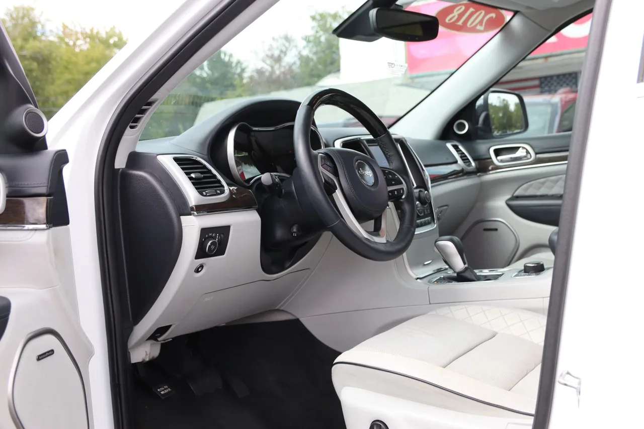 2018 Jeep Grand Cherokee Summit Sport Utility 4D in White — photo 16 of 39
