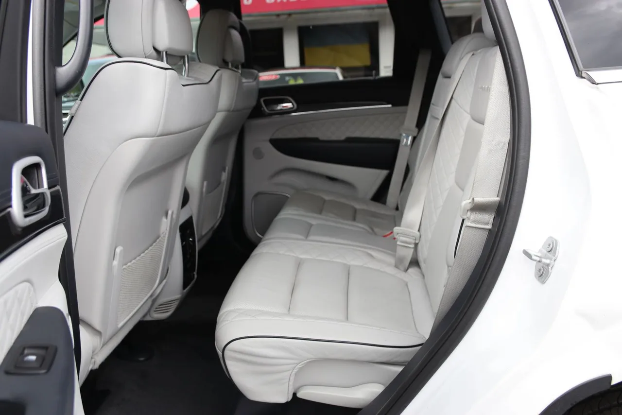 2018 Jeep Grand Cherokee Summit Sport Utility 4D in White — photo 22 of 39