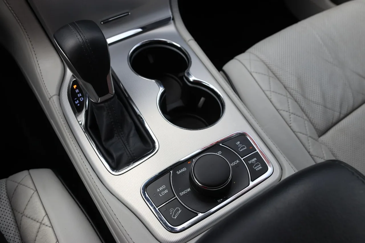 2018 Jeep Grand Cherokee Summit Sport Utility 4D in White — photo 33 of 39