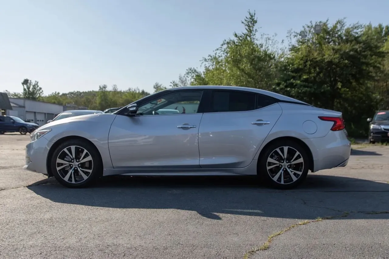 2018 Nissan Maxima — photo 2 of 33