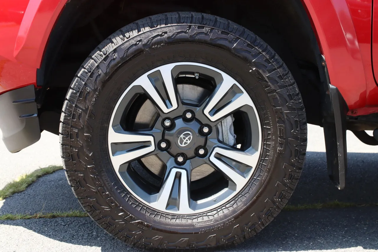 2018 Toyota Tacoma Double Cab — photo 3 of 34