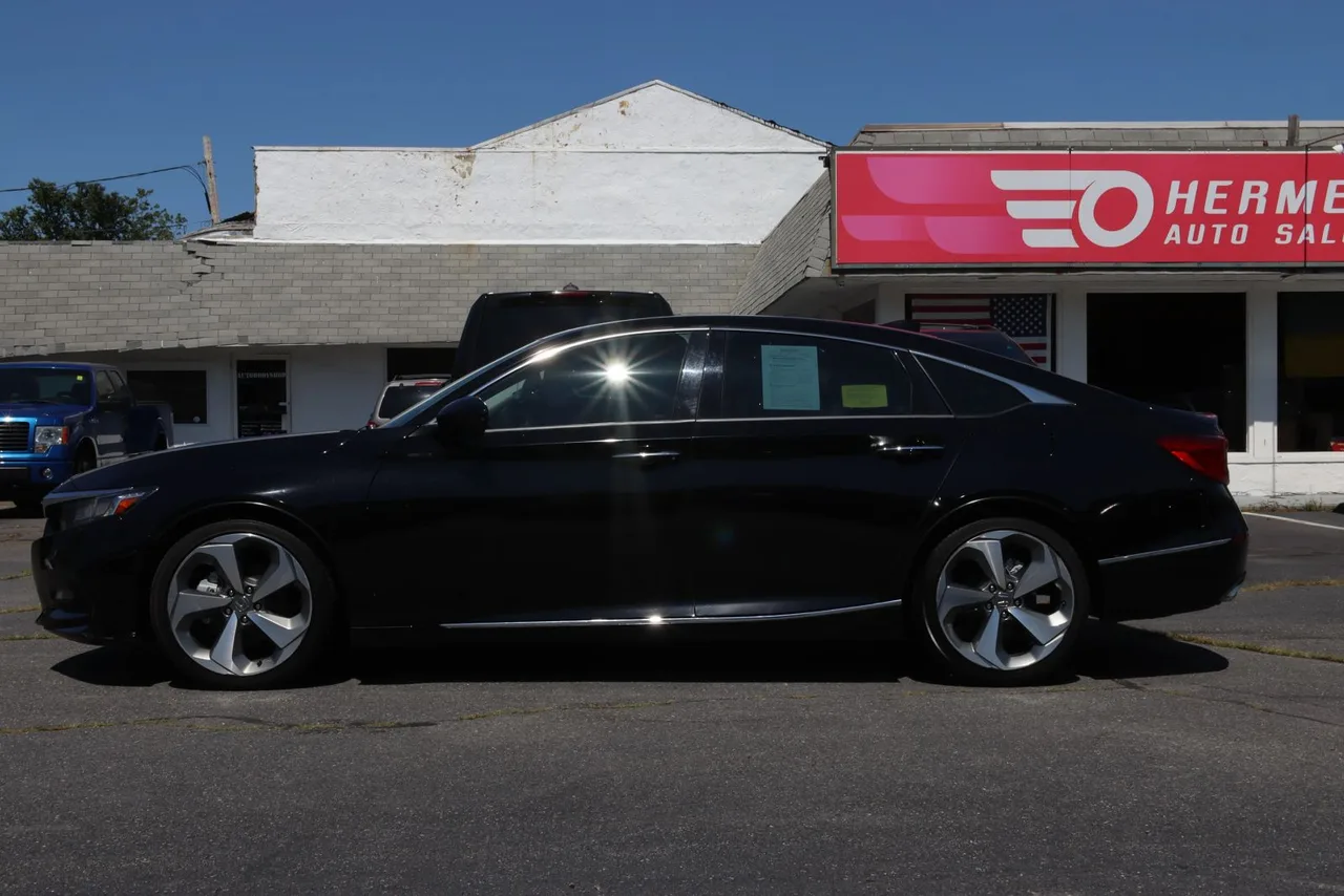 2019 Honda Accord — photo 3 of 33