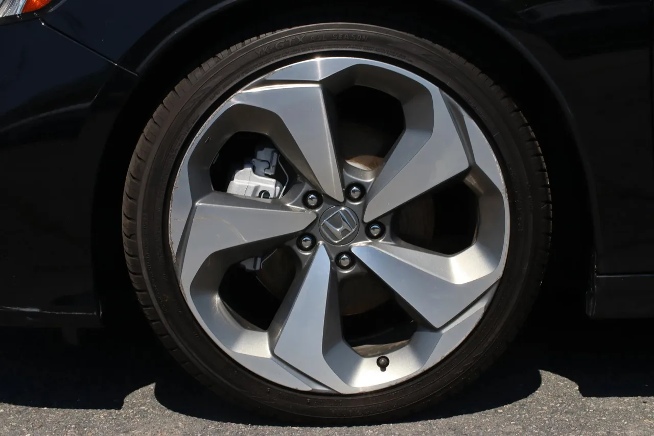 2019 Honda Accord — photo 4 of 33