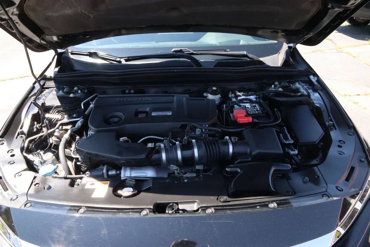 2019 Honda Accord — photo 11 of 33