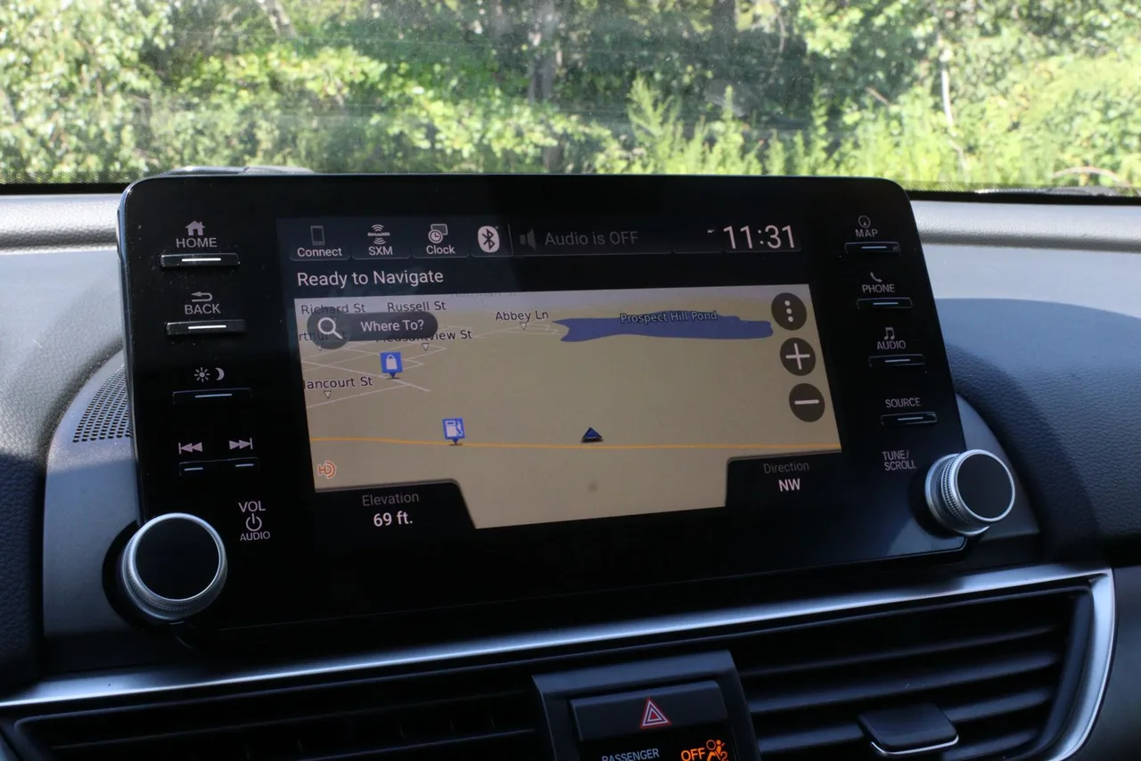 2019 Honda Accord — photo 13 of 33
