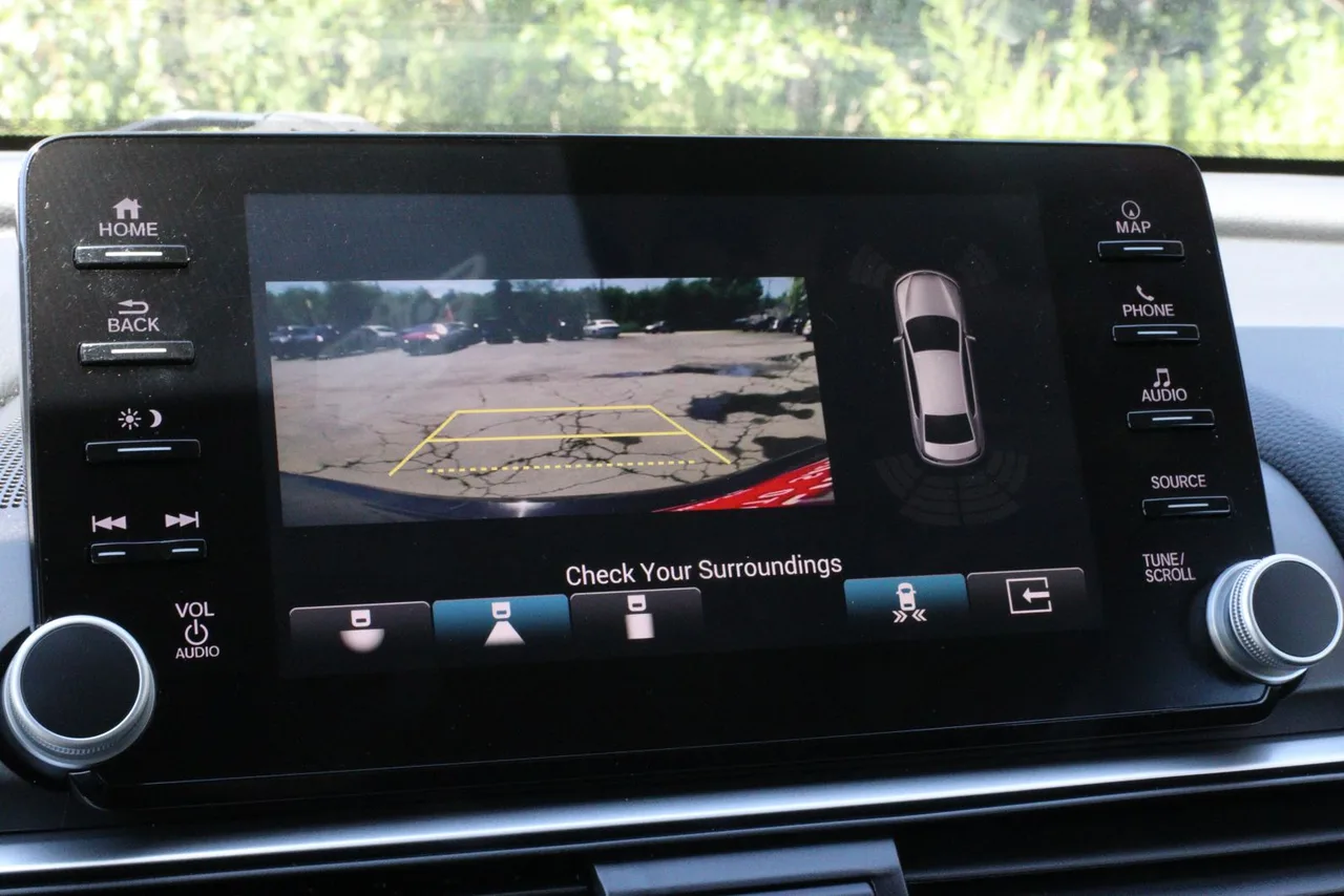 2019 Honda Accord — photo 14 of 33