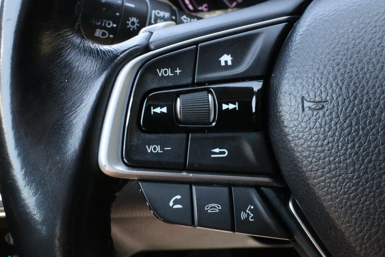 2019 Honda Accord — photo 16 of 33