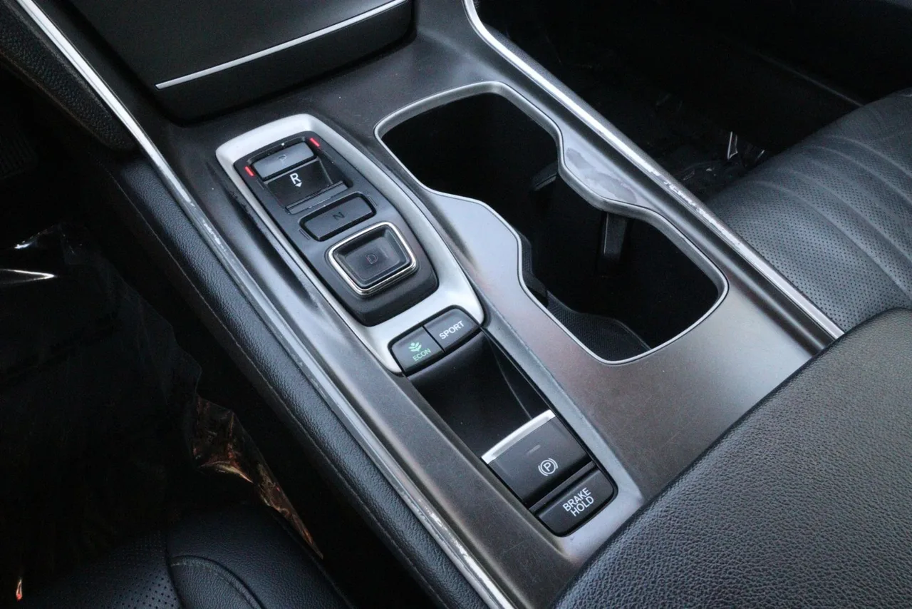 2019 Honda Accord — photo 19 of 33